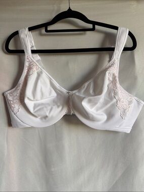 Wonderbra White Bra with Blush Lace Accents